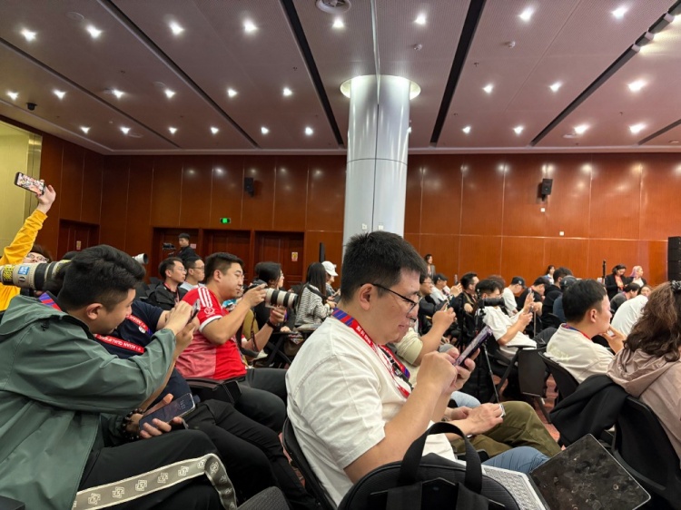 萬眾矚目！記者擠滿國足賽前新聞發(fā)布廳，賽場記者預計超300人