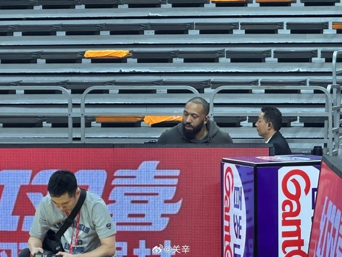 今晚不打？廣東主場迎戰(zhàn)廣廈 吉倫沃特一身便裝現(xiàn)身球館