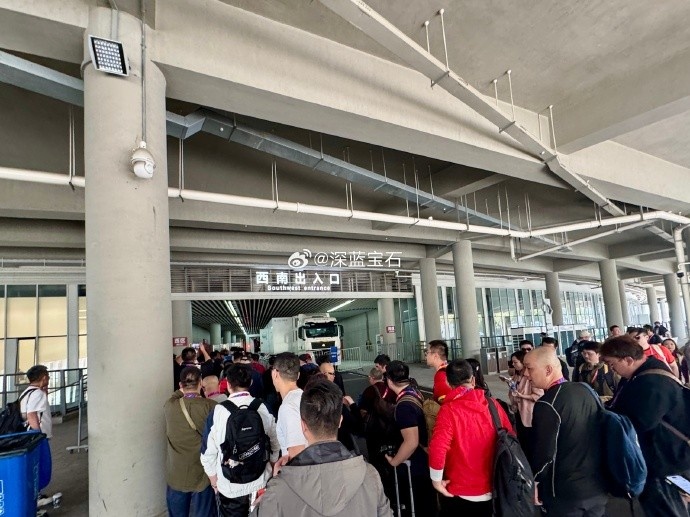盛況空前！記者曬照：距離中澳之戰(zhàn)還有三小時(shí)，現(xiàn)場(chǎng)記者已超百名