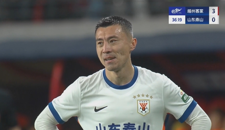 34分鐘0-3落后！36歲鄭錚苦笑36歲大雷沮喪 替補(bǔ)席黃政宇神態(tài)輕松