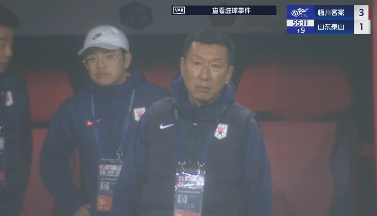 半場1-3落后遞補隊！場邊的崔康熙表情焦急