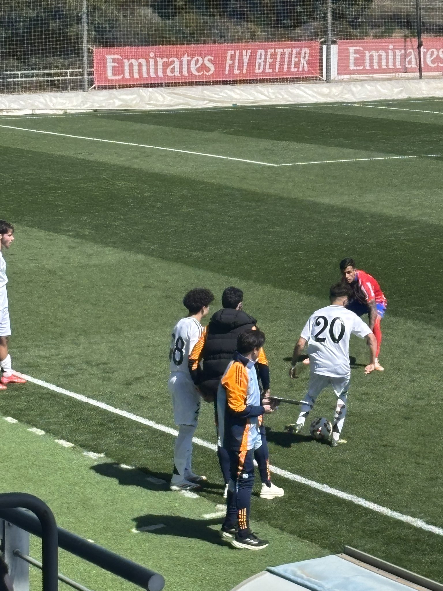 天賦滿滿！馬塞洛15歲兒子恩佐皇馬U19首秀，登場(chǎng)5分鐘腳后跟助攻