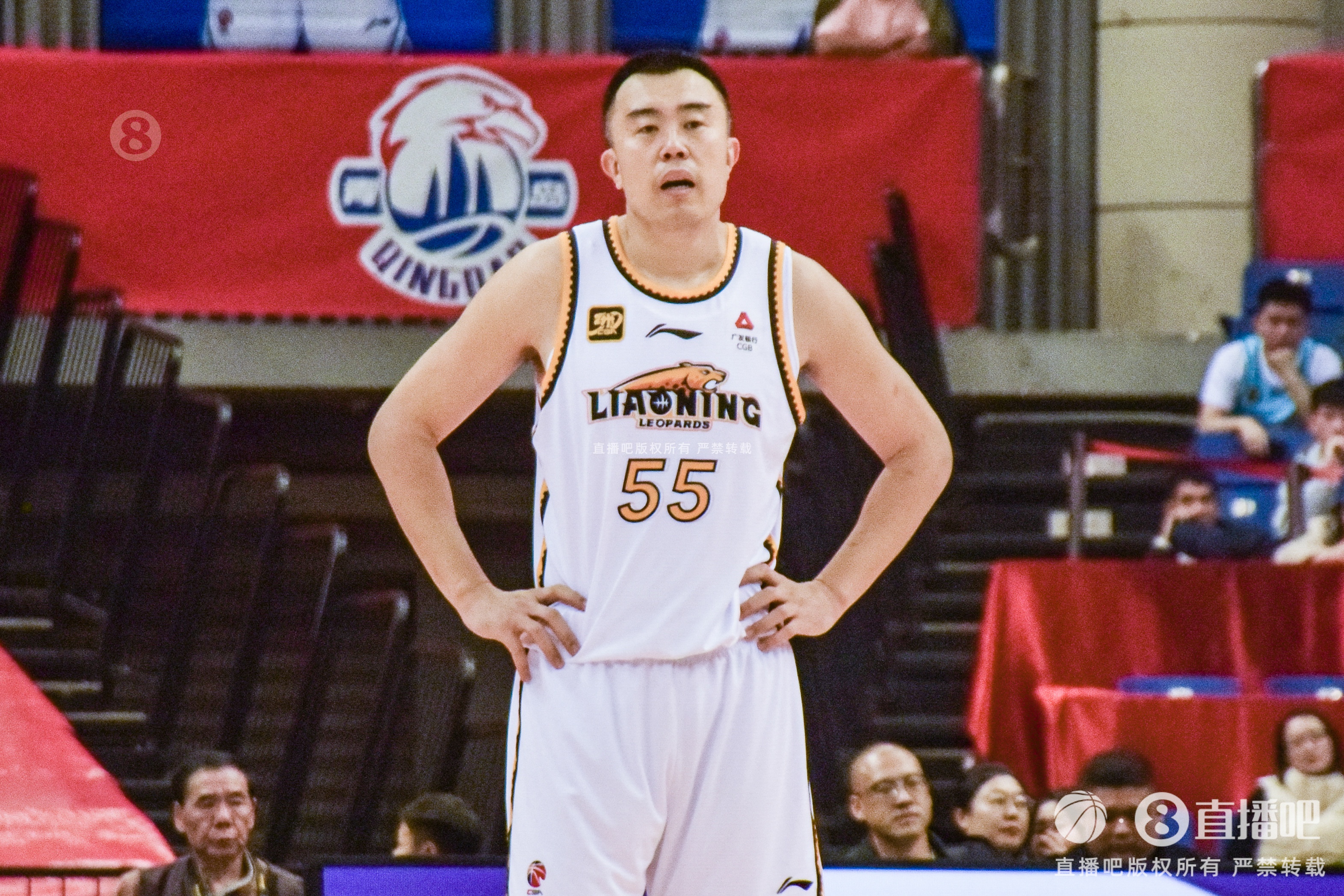 老將不容易！韓德君帶傷出戰(zhàn)半場6分鐘5犯 僅2板2助