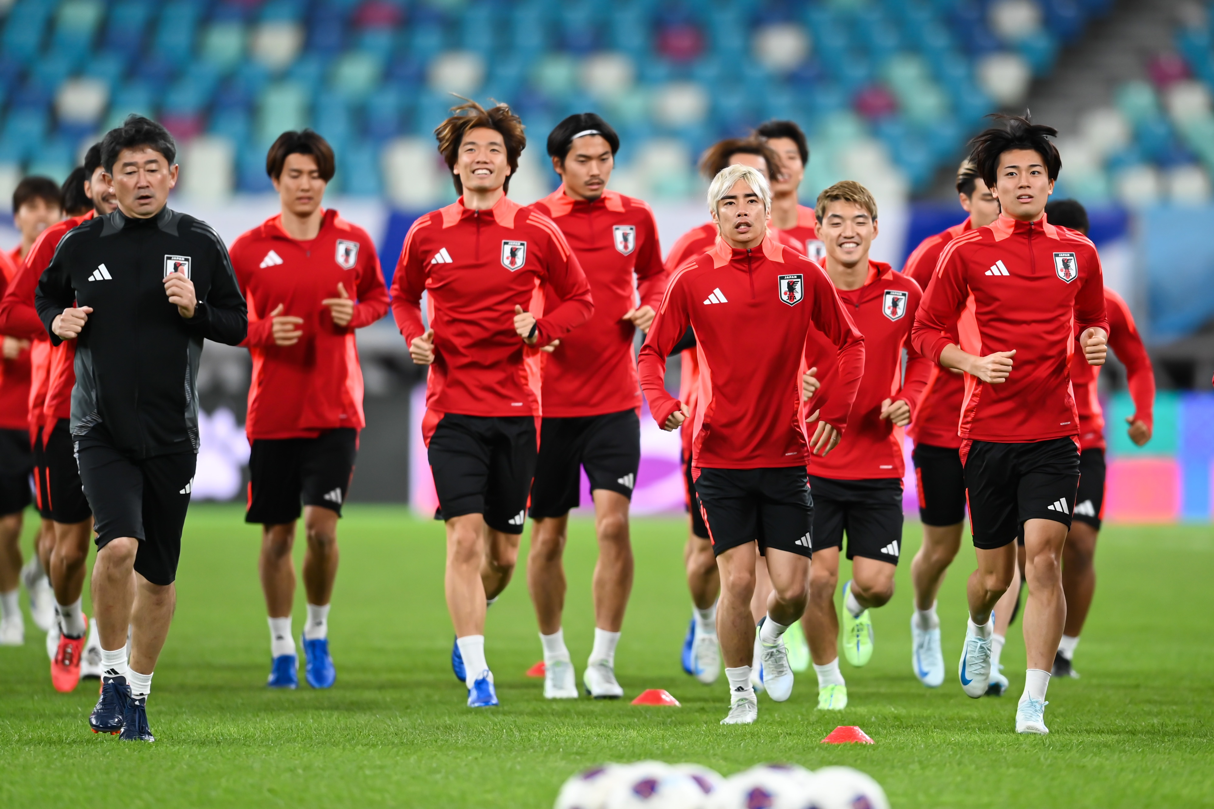 日媒：日本隊(duì)今日進(jìn)行賽前一日踩場(chǎng)訓(xùn)練，三笘薰和長(zhǎng)友佑都缺席